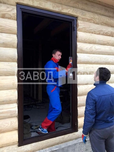 Дверную коробку выравнивают по уровню Дверную коробку выравнивают по уровню