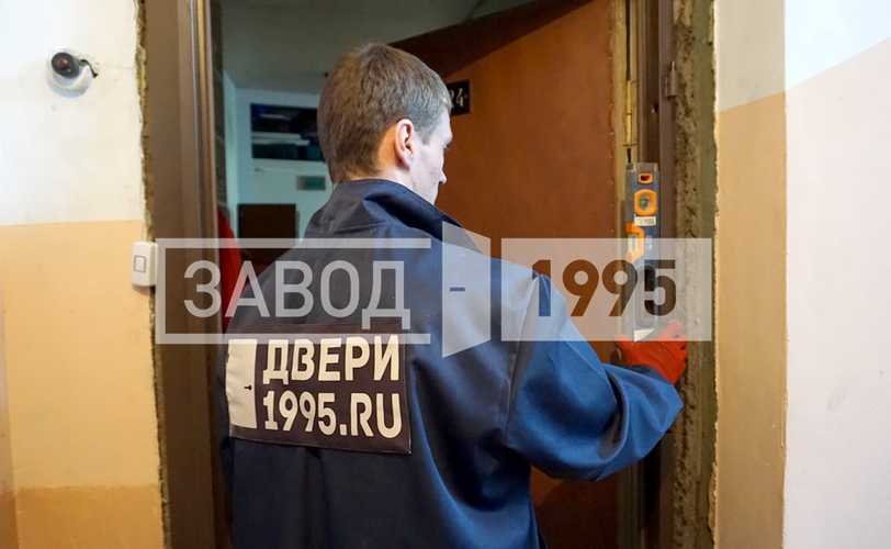 Дверную коробку выравнивают по уровню Дверную коробку выравнивают по уровню