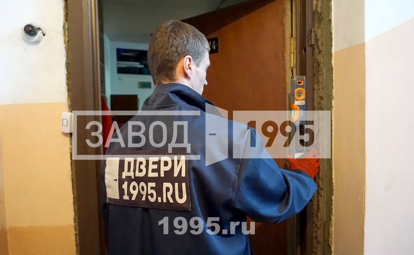 Дверную коробку выравнивают по уровню Дверную коробку выравнивают по уровню