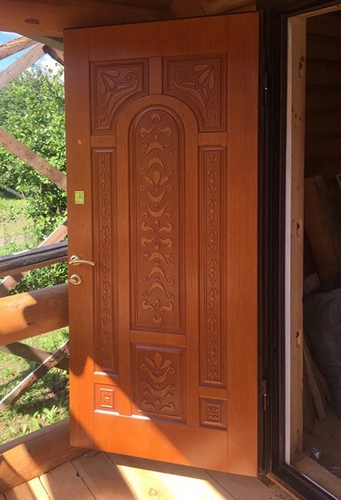Коричневая дверь с фрезеровкой Коричневая дверь с фрезеровкой